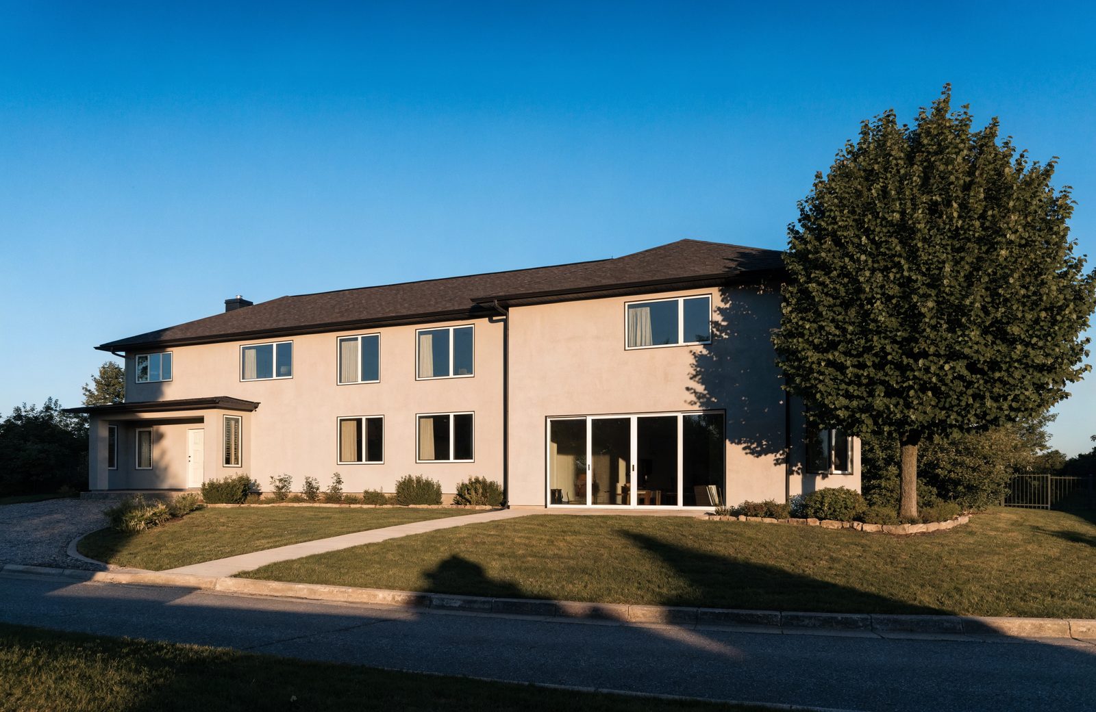 Maison résidentielle de la Rive-Nord de Montréal avec une toiture en bardeaux bien entretenue